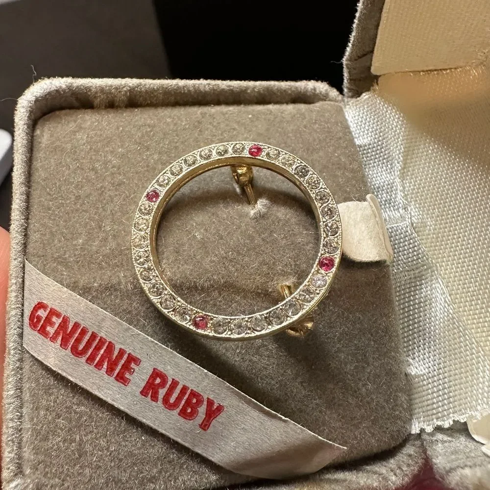 Vintage Giovanni gold‎ tone brooch with genuine rubies!